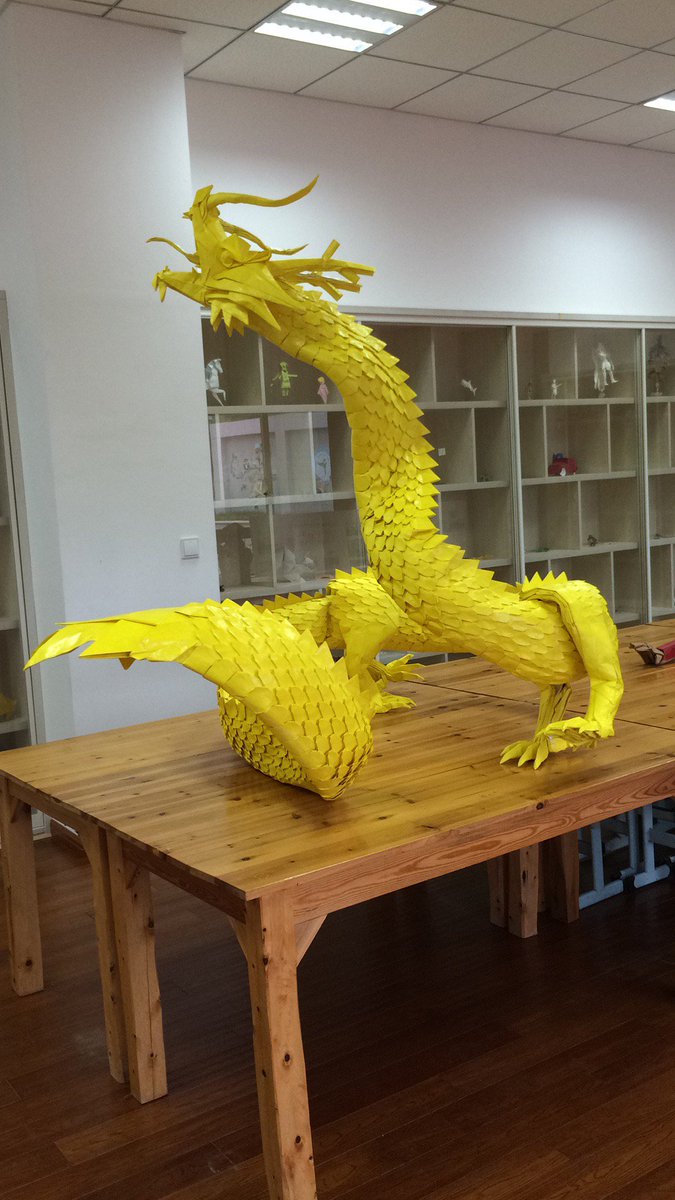 sangqq's tweet photo. 作品名：龙神3.5
折制：陶清根
设计：神谷哲史
用纸：杜邦纸
尺寸：10米×10米，成品6米
一纸成型，不剪不拼的巨型折纸龙神！在浙江台州，等你来膜拜
（照片不是本人，仅帮陶老师发布） https://t.co/69t2aozFV4