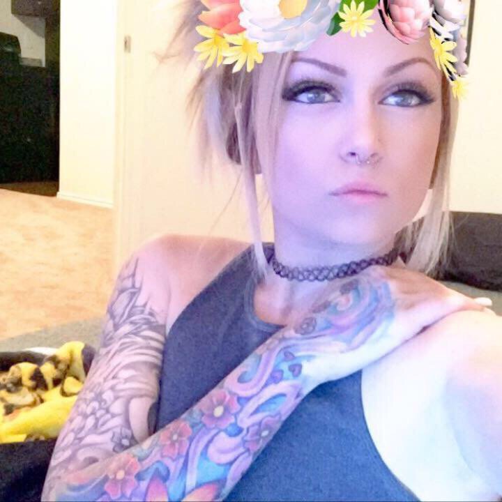 blakedz484's tweet photo. Off work 🙏#Liveme Kaycee 🌸💫: https://t.co/jMEcisIzjH https://t.co/n6qsITnlsY