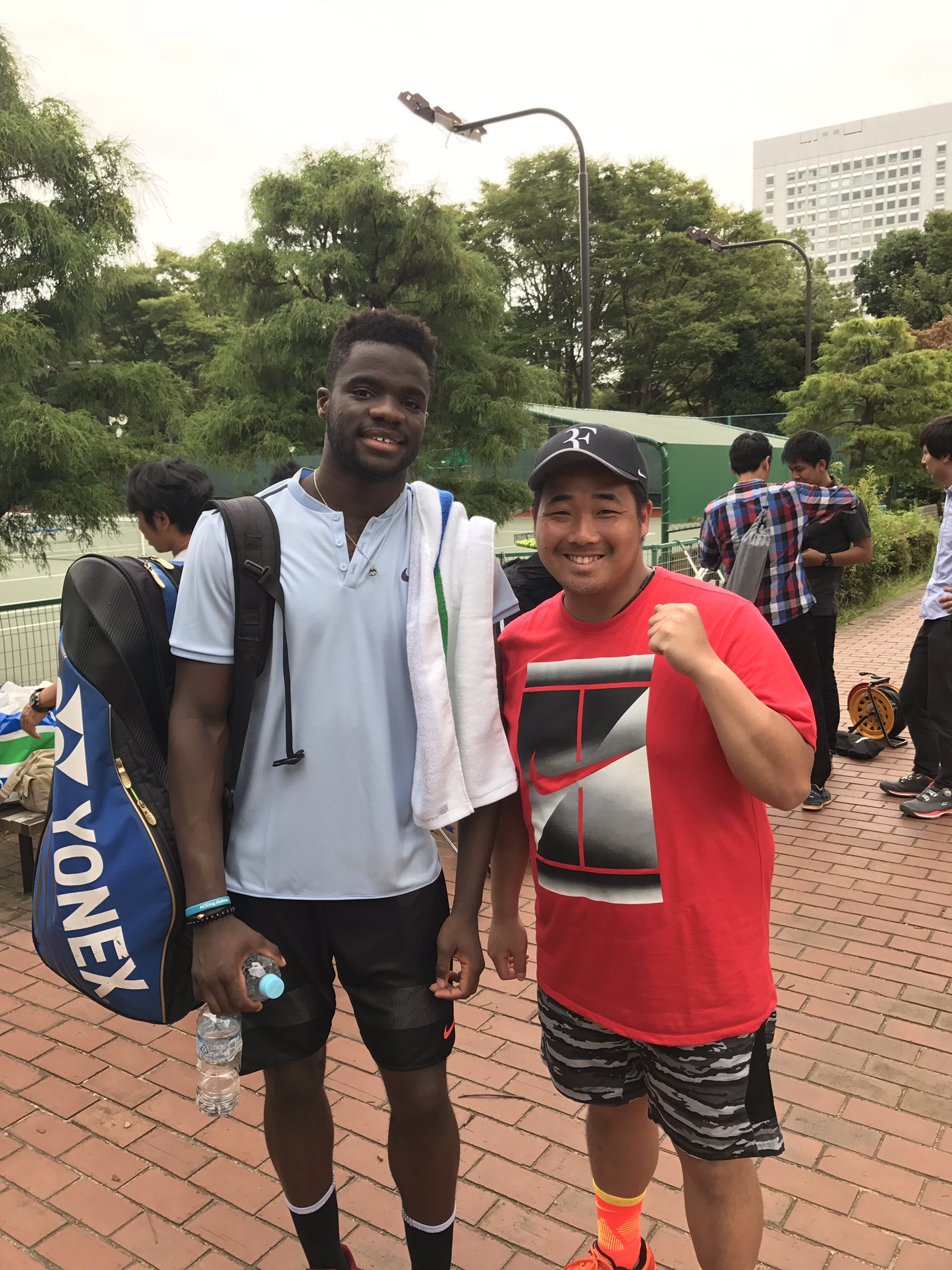 バモス わたなべ 吉本1のテニス芸人 シャポバロフは写真だけではなく 楽天ジャパンオープンのチケットバックにも とても丁寧なサインまで 練習終わりで ティアフォーも写真撮ってもらえました ただ俺目つぶってるやん 笑笑 テニス