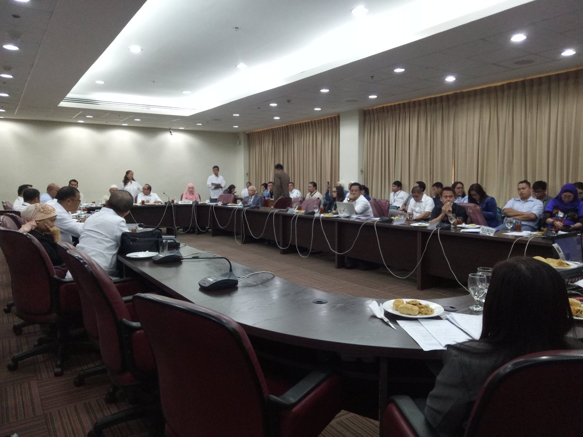 wengsalvacion's tweet photo. SND @del_lorenzana, pinangunahan ang briefing sa Kamara kaugnay ng Marawi crisis @dzbb https://t.co/uGb0uPblin