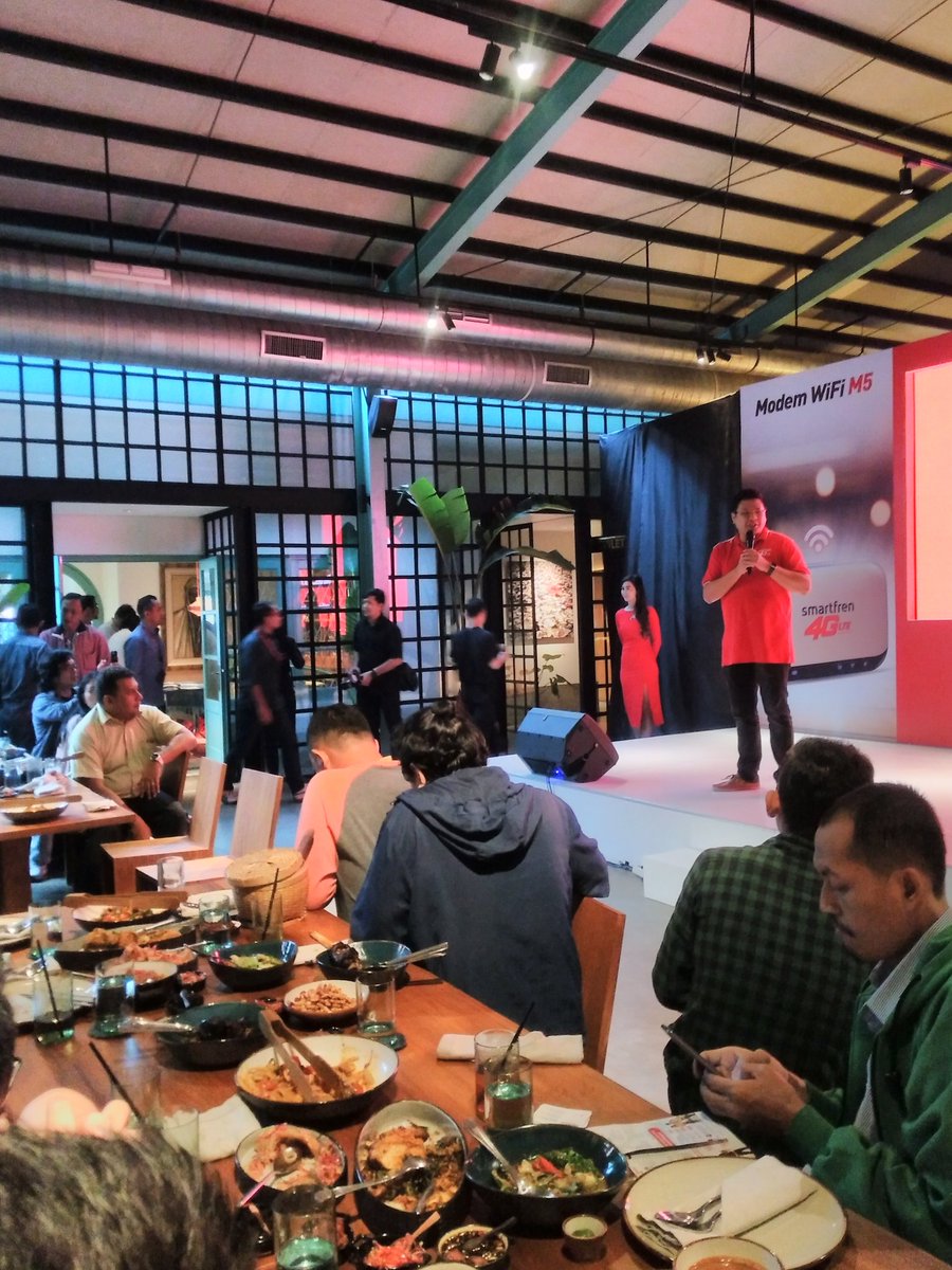smartfrenworld's tweet photo. Nah sudah dimulai nih acara Media Launch #AndromaxA2 #ModemWiFiM5, dibuka oleh Bapak @derricksurya https://t.co/wN4RzLsZOl