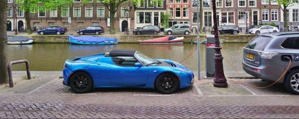 #Amsterdam onderzoekt vuilcontainer die ook laadpunt is buff.ly/2htbRJr