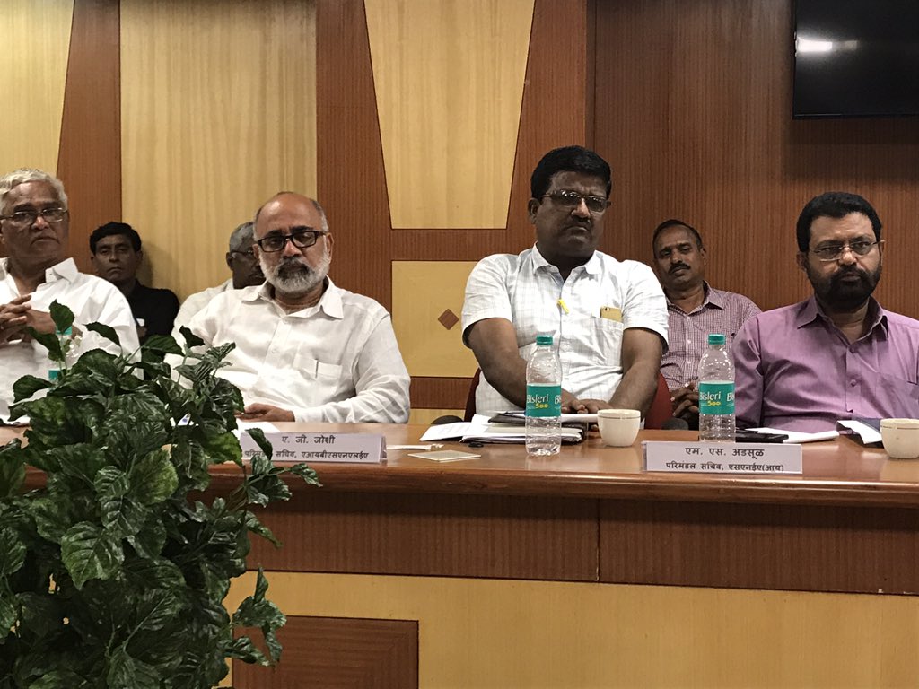 neerja_tiwari's tweet photo. Listening with rapt attention to @cgm_mh_bsnl the office bearers of different associations #mumbai @BSNLCorporate https://t.co/xnCcge5VCA