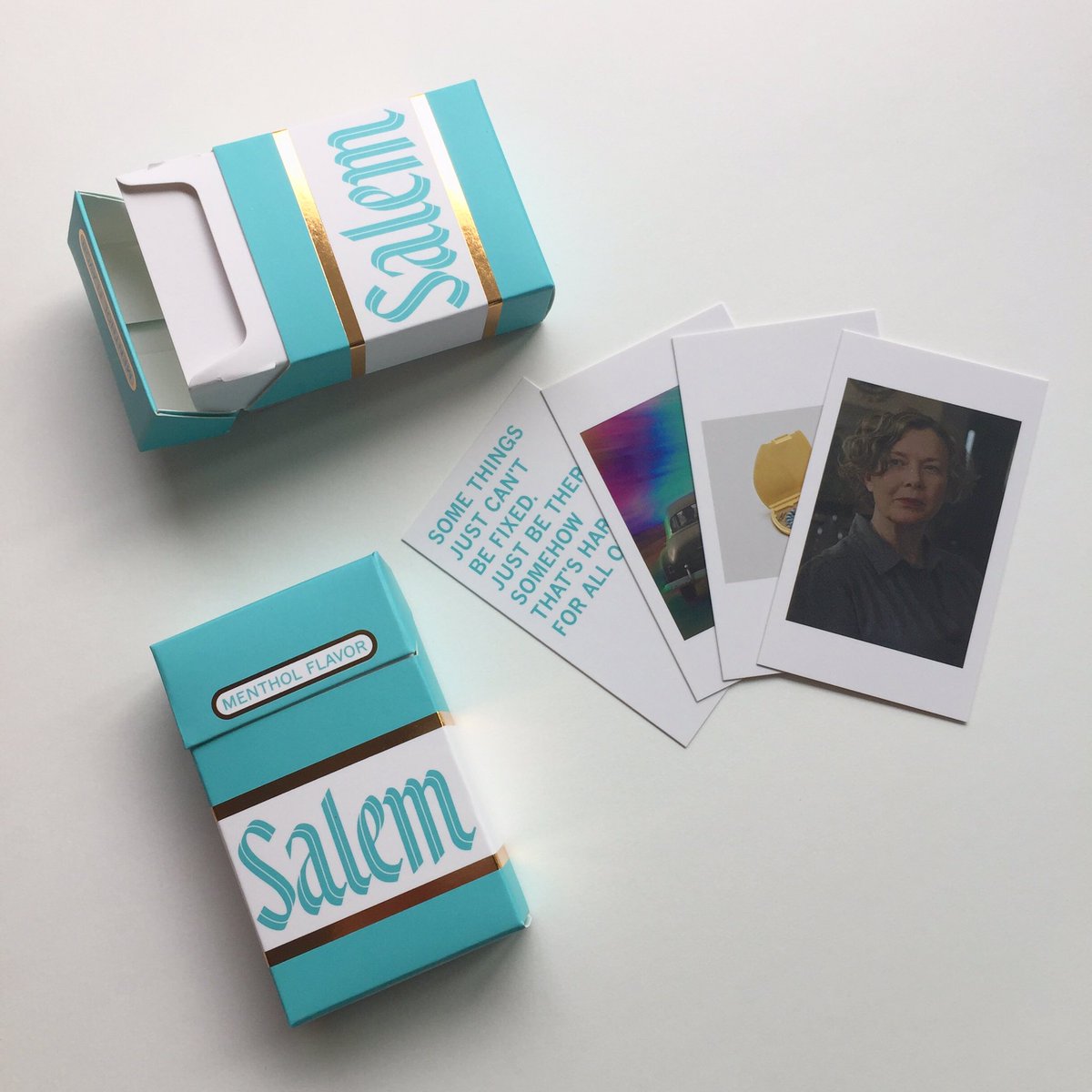 <우리의 20세기 20th Century Women> 포토카드집을 작업했습니다. 극중 도로시아(아네트 베닝)의 소품인 Salem 담배갑 복각 케이스에 영화 스틸, 애비(그레타 거윅)가 촬영한 사진, 영화 대사 등 40장의 포토카드가 담겨있습니다.