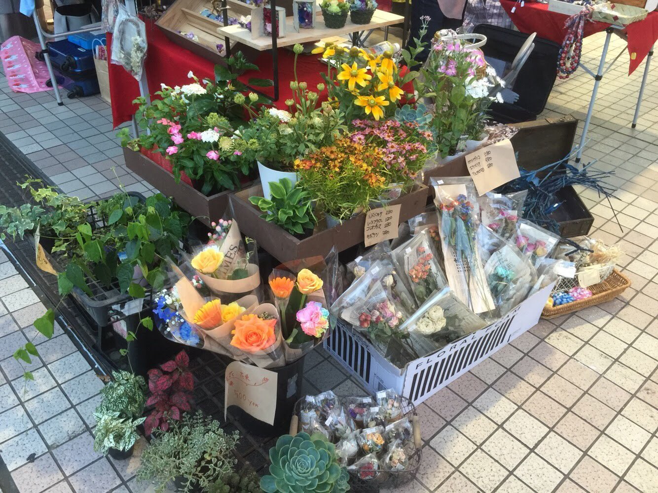 はなはん あきる野 明日9 28は 南大沢手作り市 です 私は参加できませんが はなはん は出店いたします 写真のような感じでやっております 遊びに来てくださいね ハーバリウムやアートフラワーの作品を販売予定です 花屋 花 南大沢 手作り市