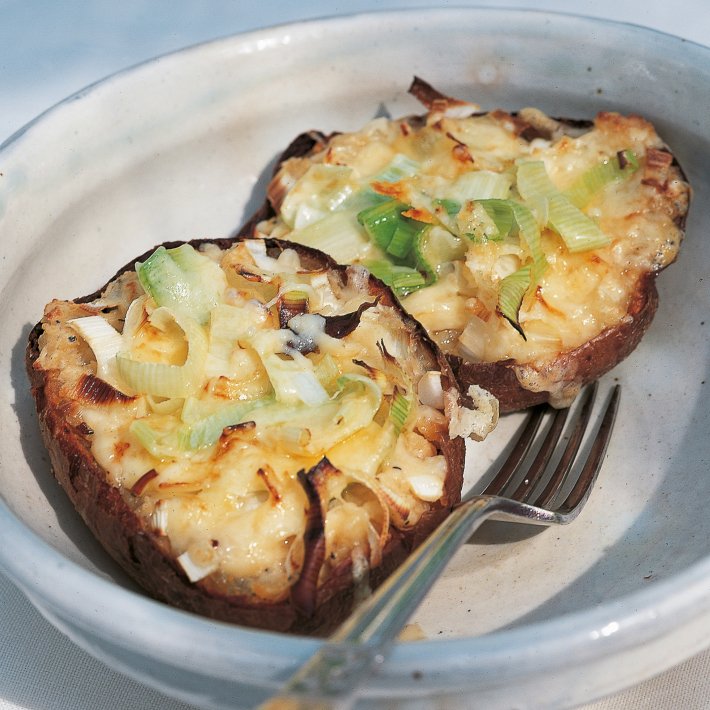 Today's #recipeoftheday - Stuffed Jacket Potatoes with Leeks, Cheddar &amp; Boursin ow.ly/6Rq630fp25A #jacketpotatoes #vegetarian #boursin