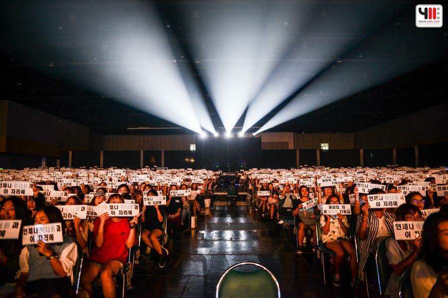 WANNAONE_TH's tweet photo. [PIC] ภาพบรรยากาศในงาน "WANNAN-ONE 1st FAN MEETING IN BANGKOK : WANNA BE LOVED" ค่ะ🇹🇭(2)

🔗https://t.co/l8OqST0ZtH

#WANNAONE1stMeetinginBKK https://t.co/arb0CGhuqD