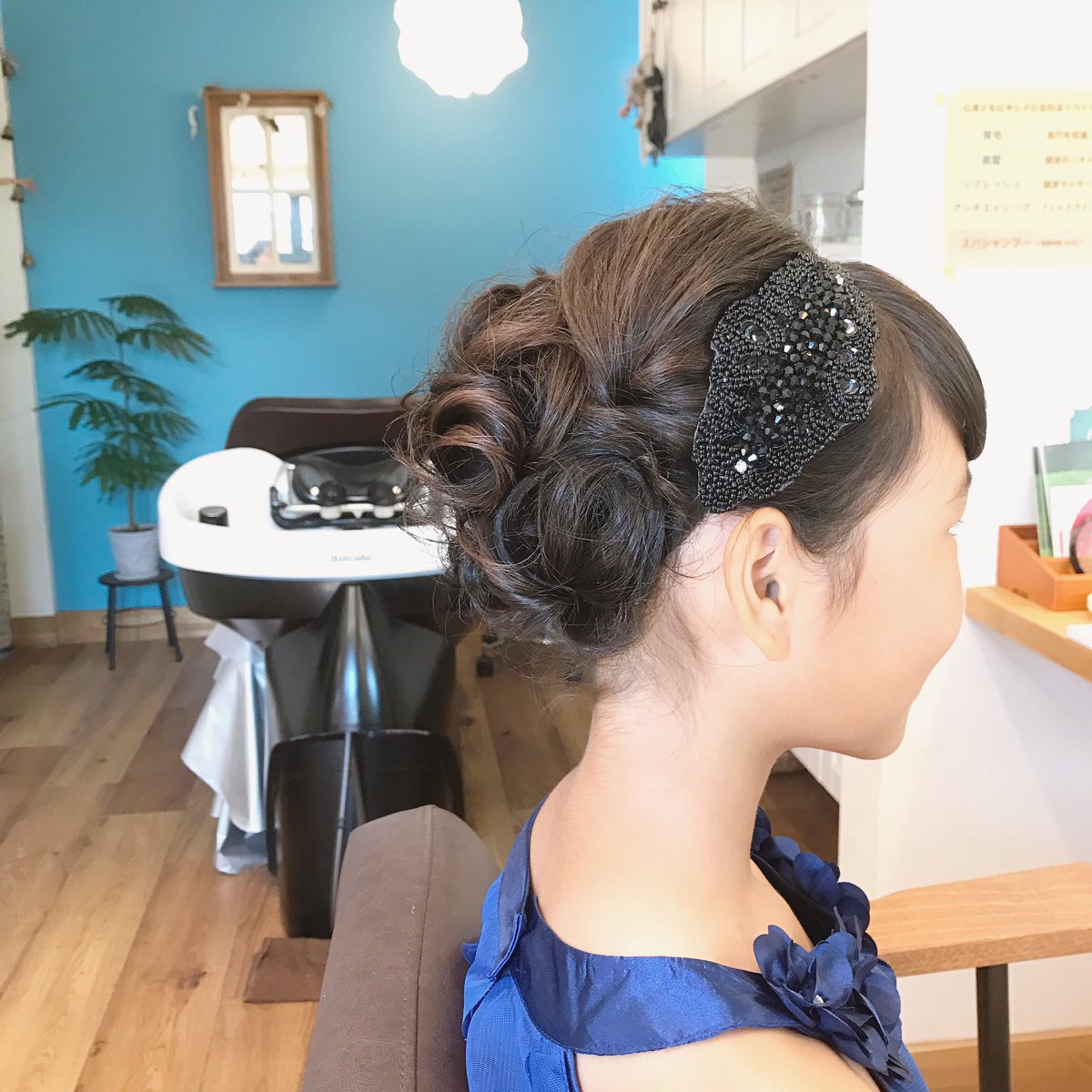 先日のヘアセットのお客さま。今回はパラリと垂らす髪は無しでとリクエスト。ブルーのドレスに合わせて大人っぽい♪ピアノの発表会、頑張ってね！