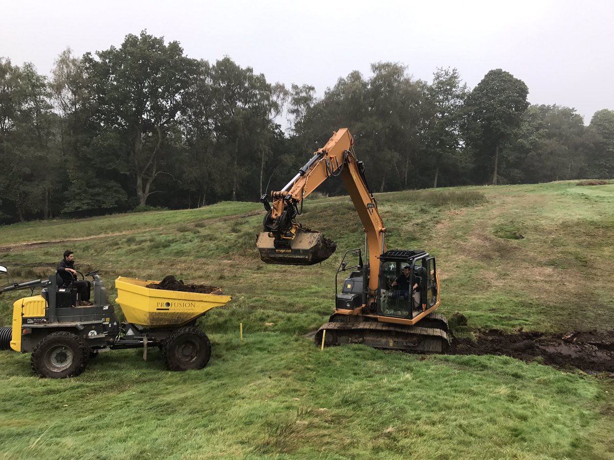 plestee's tweet photo. The English wizard getting things underway at the 11th ditch! @BlinderBunker #bringbackNathan https://t.co/4BZE3fyany
