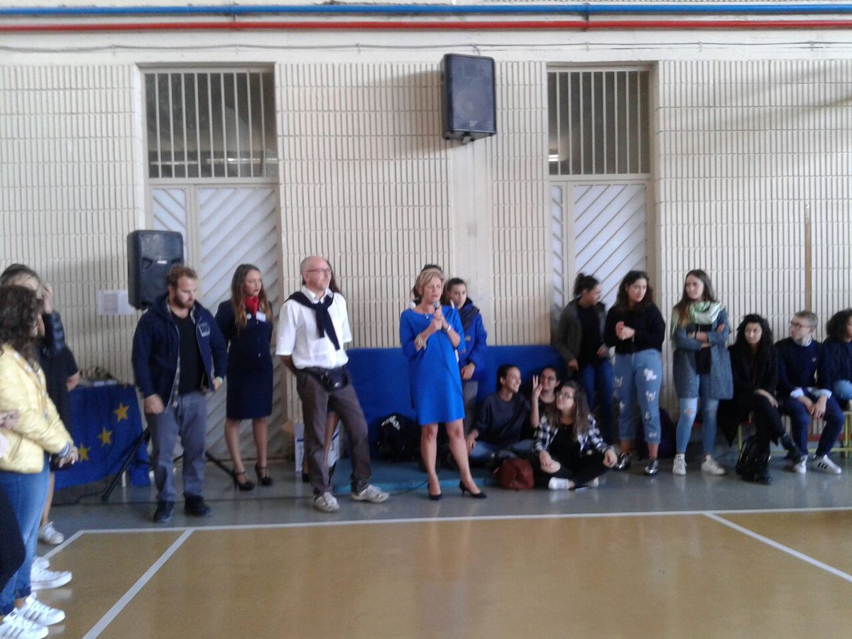 basi_luca's tweet photo. European Day of Languages. #parleuropa #molise @EuropeDirectCBa una giornata intensa! #EDL2017 #EDLrecord #coeEDL2017 https://t.co/q0cBokIsac