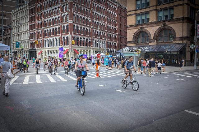 A New York più ciclisti e meno incidenti: è la safety in numbers bikeitalia.it/2017/08/07/new…