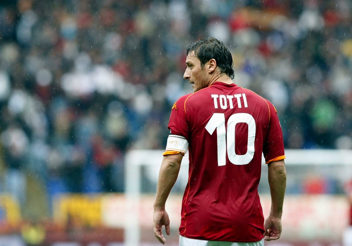 CUVICalcio's tweet photo. Il tempo sconfigge tutto, tranne le Leggende 
Auguri #Totti #Totti41 https://t.co/fOqqIk6u0s