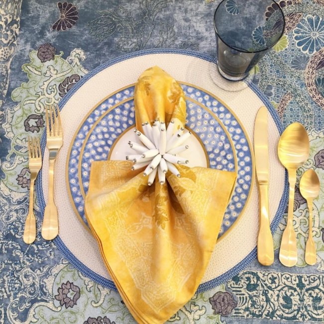 KIMSEYBERT's tweet photo. Add a pop of yellow to your mid-week table for a bright and cheerful look. โ๐ธ: Sue Fisher King #dressingthetable https://t.co/z6b52KZXFw