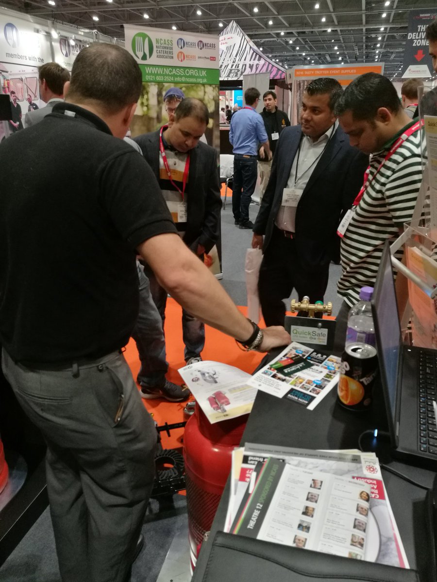 ClesseUK's tweet photo. Busiest stand at #StreetFoodLive - demonstrating how easy our products are to use #clesse #foker #sfl2017 https://t.co/dikC1dNuj5
