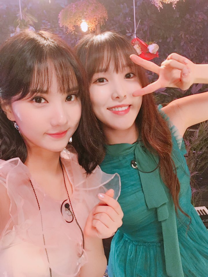 GFRDofficial's tweet photo. #여자친구 #GFRIEND #은하 #유주 오늘 #메보라인 컨디션 최고💕 사진에서도 느껴지나요? 하루의 마무리는 역시 #구칠즈 목소리로❤ 망설이지 말고 얼른 #Vlive #오르골라이브 보러 오세요😚
▶️ https://t.co/rxDyVZSbdZ https://t.co/M4TH1w15FC