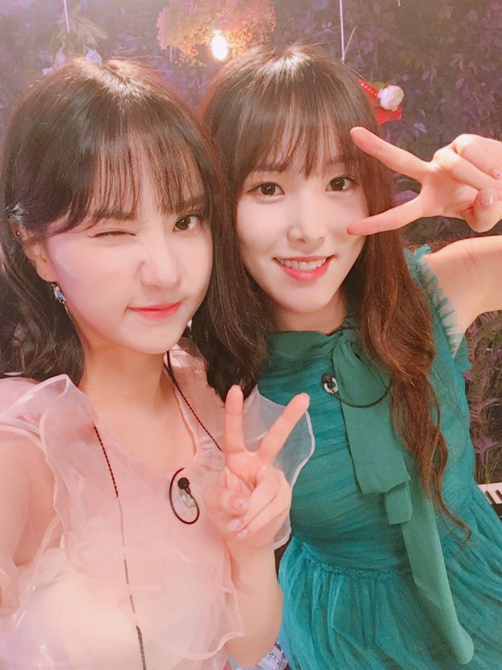 #여자친구 #GFRIEND #은하 #유주 오늘 #메보라인 컨디션 최고💕 사진에서도 느껴지나요? 하루의 마무리는 역시 #구칠즈 목소리로❤ 망설이지 말고 얼른 #Vlive #오르골라이브 보러 오세요😚
▶️ vlive.tv/video/42753