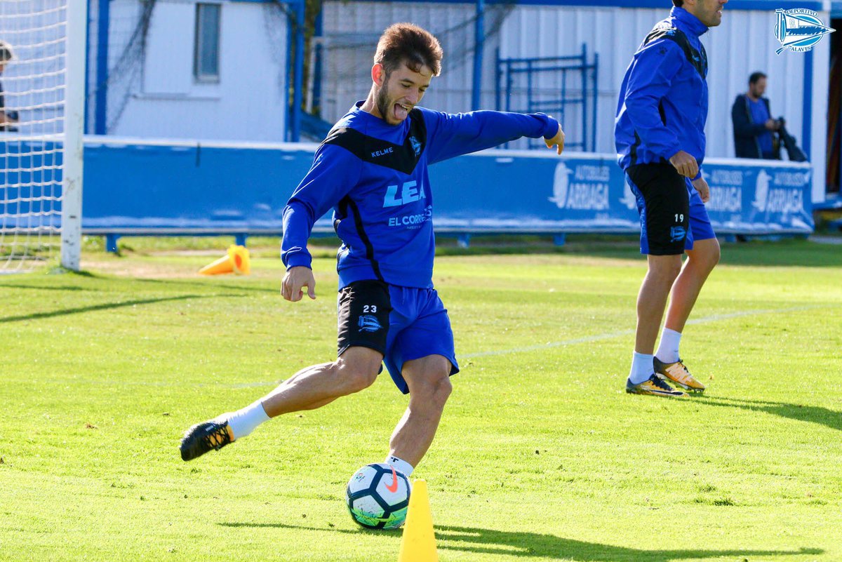 AlvaroMedran's tweet photo. A pesar de las adversidades, siempre con una sonrisa 😝😝 🔵⚪️. @Alaves https://t.co/QyXTyWO11t