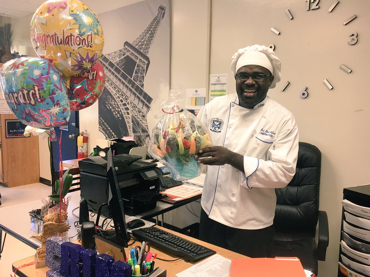 CarstarphenMJ's tweet photo. Surprise @AlonzoACrim1 Chef Larry Alford! You are the 2017-18 APS High School Teacher of the Year! 👀u @TheWoodruff on Oct 25th 2 🎉! 💙🦅👨🏾‍🍳 https://t.co/sBsndQj881