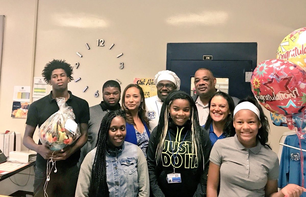 CarstarphenMJ's tweet photo. Surprise @AlonzoACrim1 Chef Larry Alford! You are the 2017-18 APS High School Teacher of the Year! 👀u @TheWoodruff on Oct 25th 2 🎉! 💙🦅👨🏾‍🍳 https://t.co/sBsndQj881