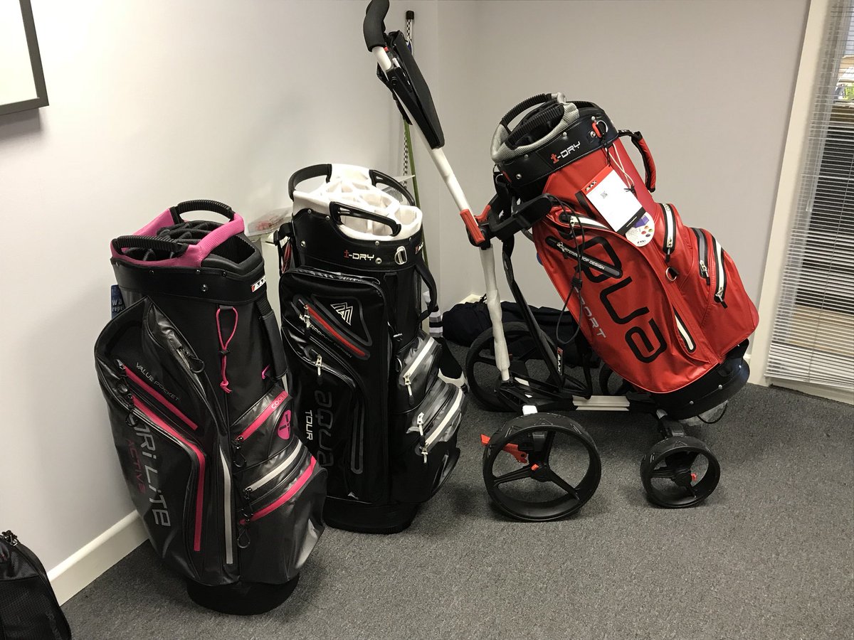 Vonnie1888's tweet photo. @BigMaxGolf 2018 sample bags have landed....the perfect day for Aqua bags too ☔️ #Aqua #fullywaterproof #innovation #always1st https://t.co/rdJ31Hpyny