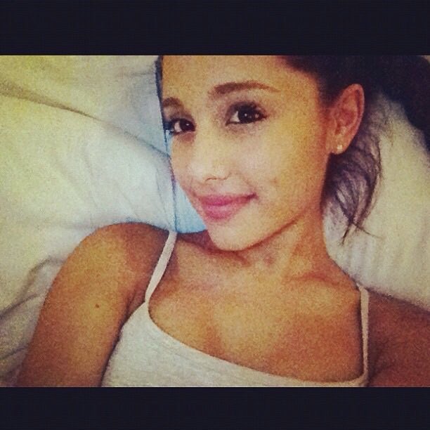 ily_A_kai's tweet photo. アリアナを好きなったのは私が中学一年生頃で彼女はまだ女優、YouTubeでカバー曲を投稿している時でもちろん日本での知名度もなかったのに、今私は社会人で彼女は世界中を魅了する歌姫。どこへ行っても曲は流れてるし雑誌の表紙にもなっている。彼女が周りに与えた影響力はすごい🌹💗✨🌼 https://t.co/0voutFbSDZ