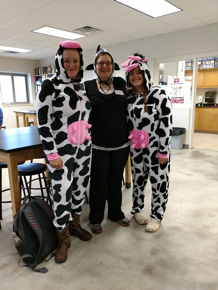 ChiHiAgscience's tweet photo. We're celebrating our fav holiday- June Dairy month. #homecoming @CHIHI_FYI https://t.co/MzaL11dQYn