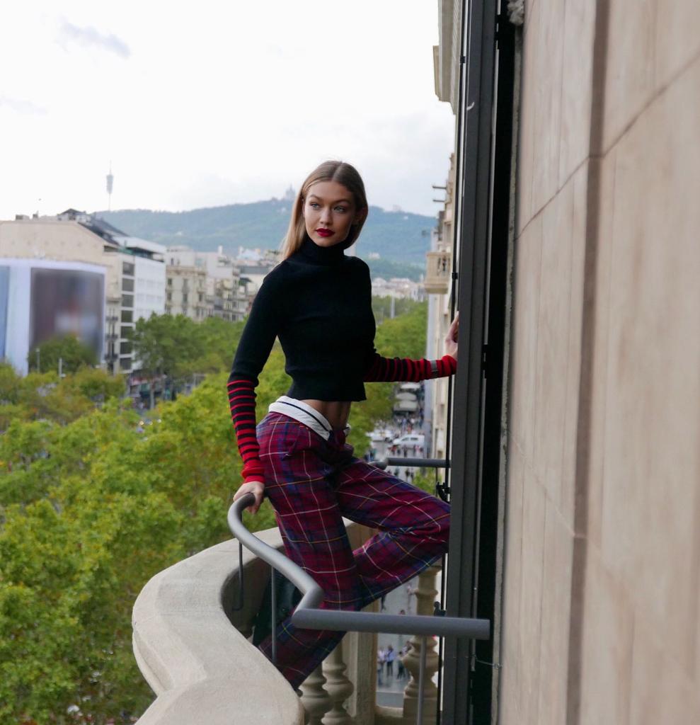 TommyHilfiger's tweet image. Barcelona, you are a beauty 😍 Thank you for sharing your spirit with us! Where will the #TommyXGigi #TogetherTour go next?