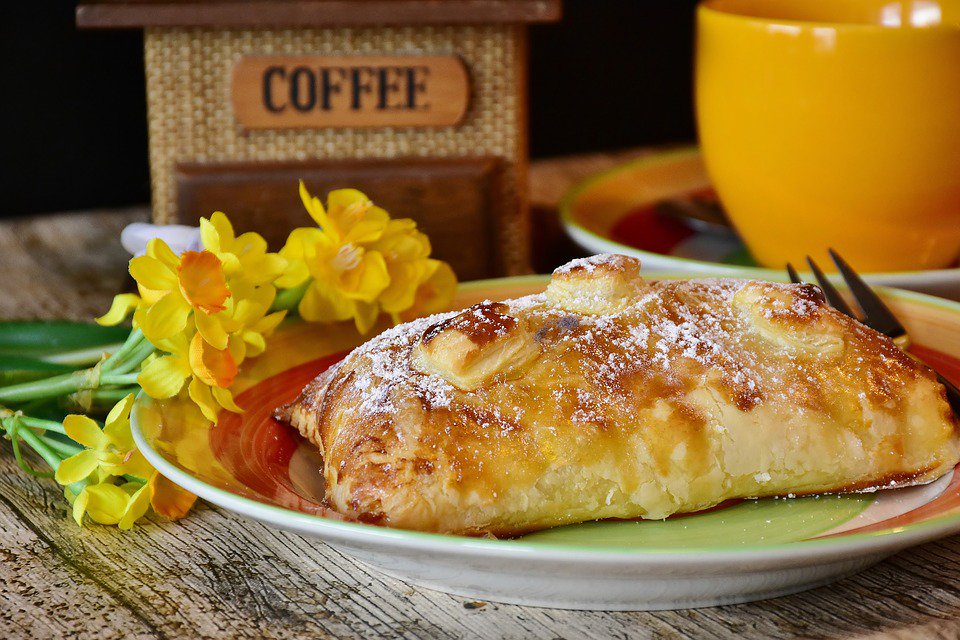 PoupartProduce's tweet photo. How do you make an apple turnover? Push it down hill!!! Alternatively, you could try this recipe by @BettyCrockerUK https://t.co/VNLpEspsOF https://t.co/fQTa6J3pl3