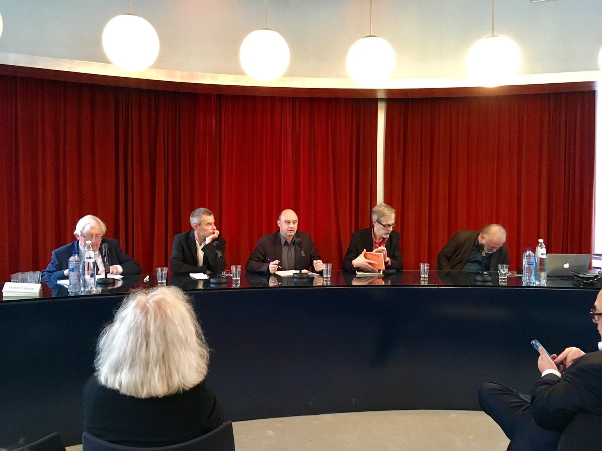 It's time for debate with journalists <a href="/ReynebeauM/">Marc Reynebeau</a> <a href="/walterpauli/">walter pauli</a> Pierre Havaux and Christian Laporte ! #BelgiumWWII <a href="/cegesoma/">CegeSoma</a>