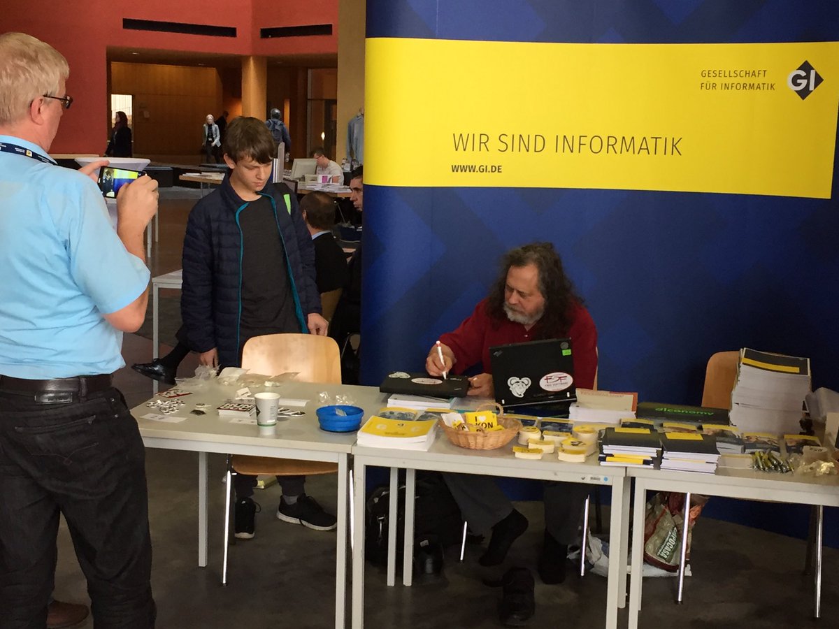 informatikradar's tweet photo. Auch er ist Informatik: Richard #Stallman am Stand der #GI auf der @informatik2017. #Informatik2017 https://t.co/fkIcB4WOBz