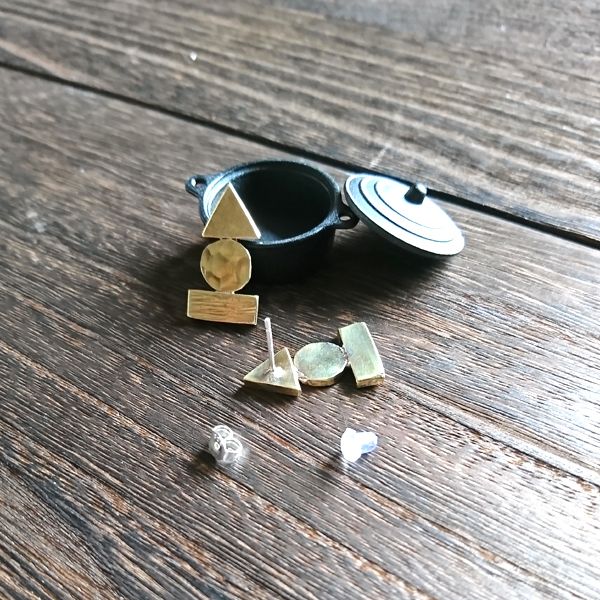 Minne ミンネ おでんがおいしい季節になってた今おすすめな おでんモチーフのピアスです 真鍮板でつくられたおでんの 三角 丸 四角にはそれぞれ異なったテクスチャが施されています 加工の違いを楽しめる一品です Minneおすすめ作品 T