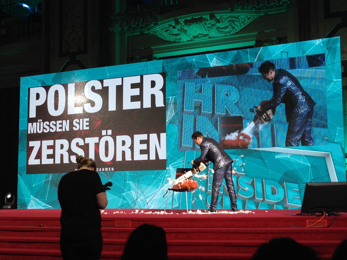 andrea_zml's tweet photo. 'Raus aus der #Komfortzone' bekommt bei @MrDahmen eine ganz neue Dimension 🚨 Das beste Werkzeug dafür: die Kettensäge, ganz klar 😅 #HRIS17 https://t.co/NzJL3Znqnt