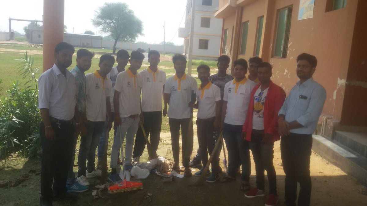 aim_achievers's tweet photo. Students taking part in Swachhata Hi Sewa Abhiyan at Gwalior Training Centre. #Skill4SwachhBharat @MSDESkillIndia @NSDCINDIA @PMKVY_INDIA https://t.co/Wco0gTlvQ2