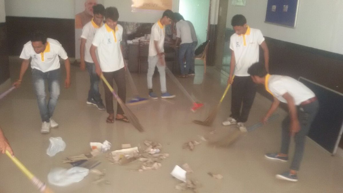 aim_achievers's tweet photo. Students taking part in Swachhata Hi Sewa Abhiyan at Gwalior Training Centre. #Skill4SwachhBharat @MSDESkillIndia @NSDCINDIA @PMKVY_INDIA https://t.co/Wco0gTlvQ2