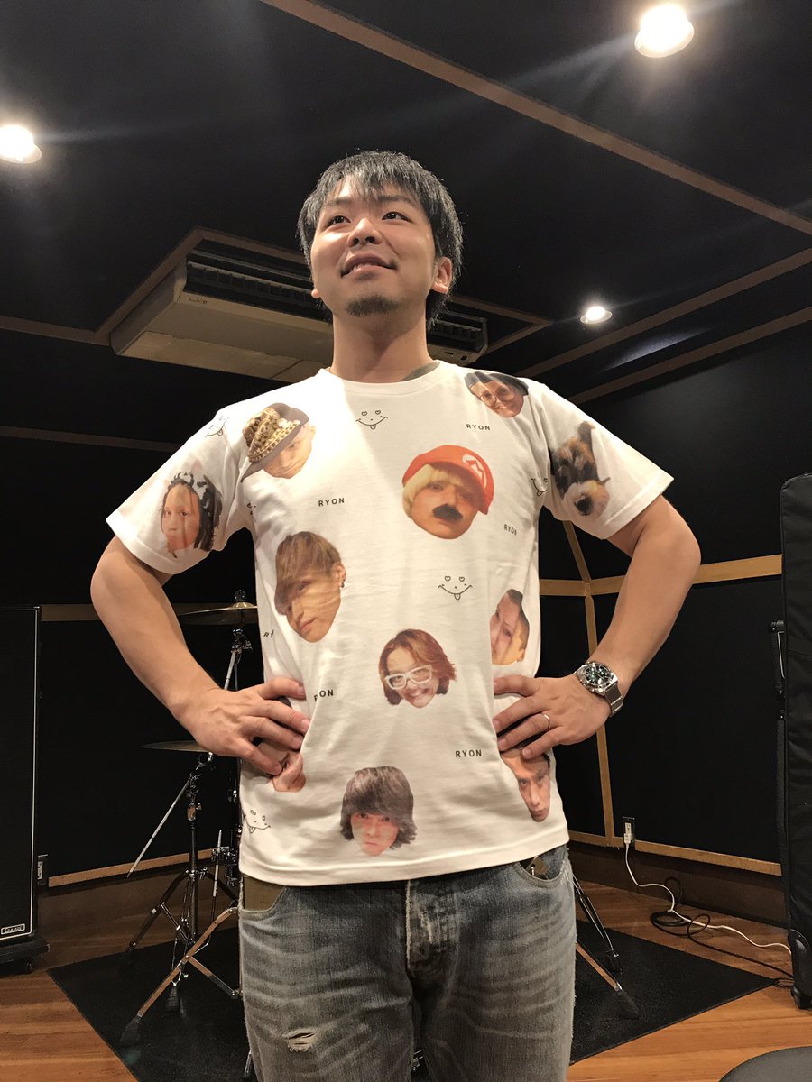 ROSEMATE_125's tweet photo. メイツの皆様こんに��は。10.1大阪イベントで販売するTシャツが完成しました。三浦涼介デザイン、「RYON T」です!オモテ面 には
たくさんの涼介、背面には蝶の羽デザイン!価格は6,000円(当日会場価格)#三浦涼介 #RYONT #ROSEMEMORY #祝初大阪 https://t.co/72h36h3KAR