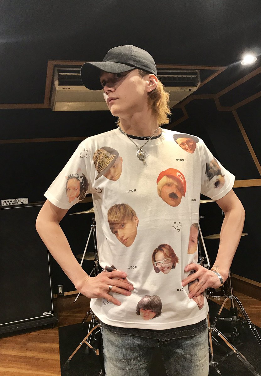 ROSEMATE_125's tweet photo. メイツの皆様こんに��は。10.1大阪イベントで販売するTシャツが完成しました。三浦涼介デザイン、「RYON T」です!オモテ面 には
たくさんの涼介、背面には蝶の羽デザイン!価格は6,000円(当日会場価格)#三浦涼介 #RYONT #ROSEMEMORY #祝初大阪 https://t.co/72h36h3KAR