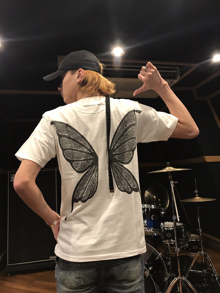 ROSEMATE_125's tweet photo. メイツの皆様こんに��は。10.1大阪イベントで販売するTシャツが完成しました。三浦涼介デザイン、「RYON T」です!オモテ面 には
たくさんの涼介、背面には蝶の羽デザイン!価格は6,000円(当日会場価格)#三浦涼介 #RYONT #ROSEMEMORY #祝初大阪 https://t.co/72h36h3KAR