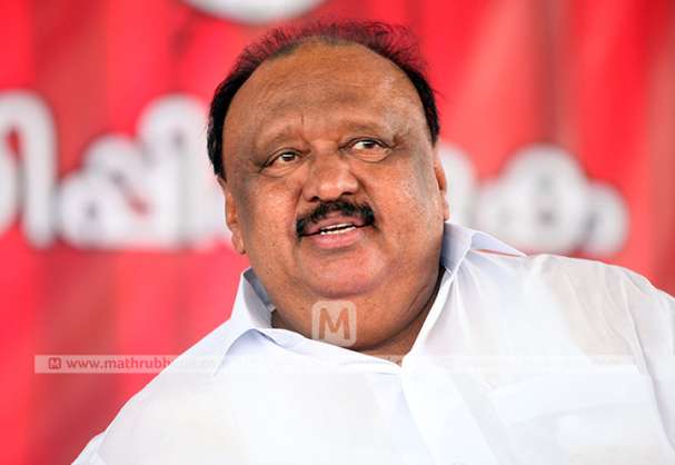 mathrubhumi's tweet photo. ലേക്ക് പാലസില് കാര് പാര്ക്കിങ് ഏരിയക്കായി വയല് നികത്തിയതായി റിപ്പോര്ട്ടില്… https://t.co/TFivcjdFcA #thomaschandi #lakeopalace https://t.co/I6DPbDaBll