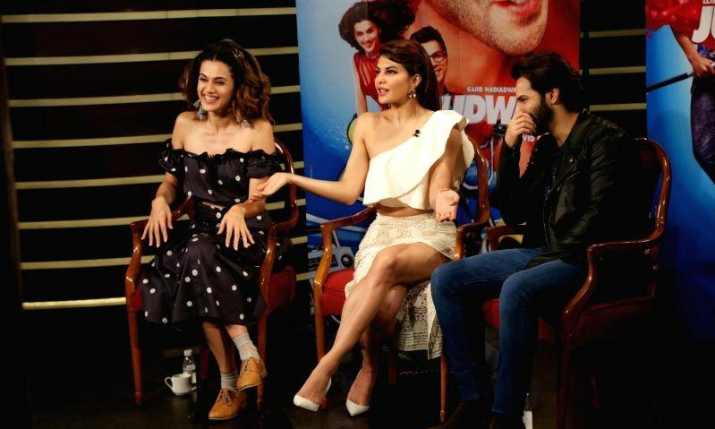 VarunFanBase's tweet photo. [MORE PICS]: @Varun_dvn with @taapsee &amp; @Asli_Jacqueline at #Judwaa2 press meet in New Delhi! https://t.co/vr729iRa6F