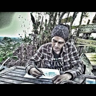 ZulpaniA's tweet photo. Ak hnya si penoreh tinta kpd slmbr krtas yg kusut. Mncoba mengalir mengikuti stiap lekuk rsa cinta yang ingin kudendgkn kpd nona brmta senja https://t.co/I2AJtFw0kg