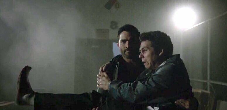 xluvmeharry's tweet image. Co opowiadasz przyjaciołom VS. Co naprawdę się wydarzyło 
#FinałTW #TeenWolf #TeenWolfSeriesFinale