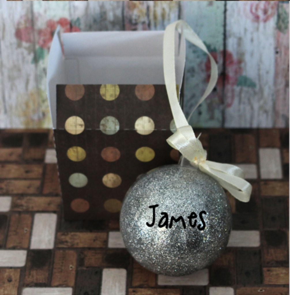 hhappinesssa's tweet photo. Add any names you would like to have on your baubles. you can use them as small gifts, or even table place names #Christmastime https://t.co/yoXJLB1QnU