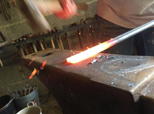 FinestThingsDev's tweet photo. Made some breakfast bar legs, forged, powder coated and fitted = one happy customer #bespoke #furnituredesign #happy #Devon #Plymouth https://t.co/Wpurzw12rq