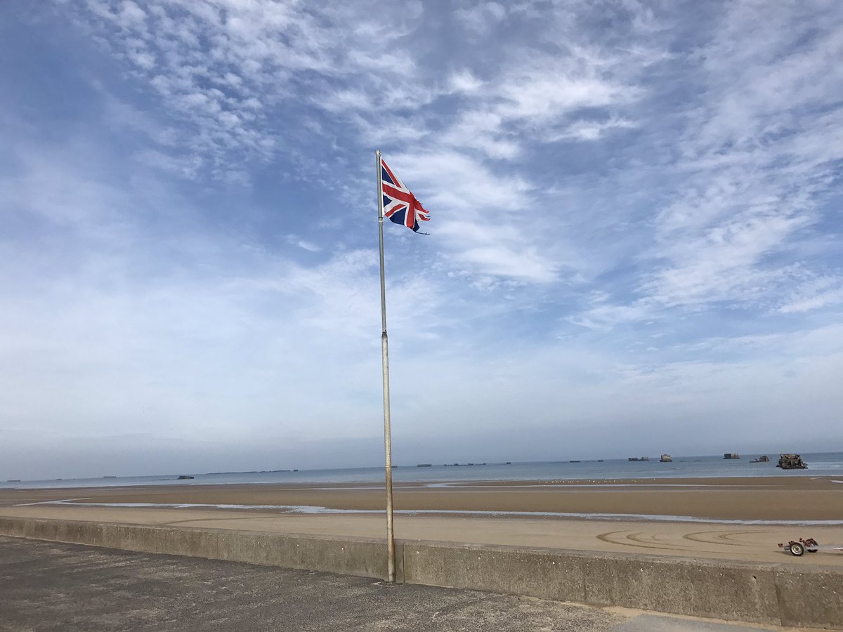 LancingPrepWthg's tweet photo. #TeamNormandy have visited Gold Beach. This is where British soldiers landed on D-Day on 6th June 1944. 🇫🇷🇬🇧🇩🇪🌊 #Normandy2017 https://t.co/MSSljTT67a