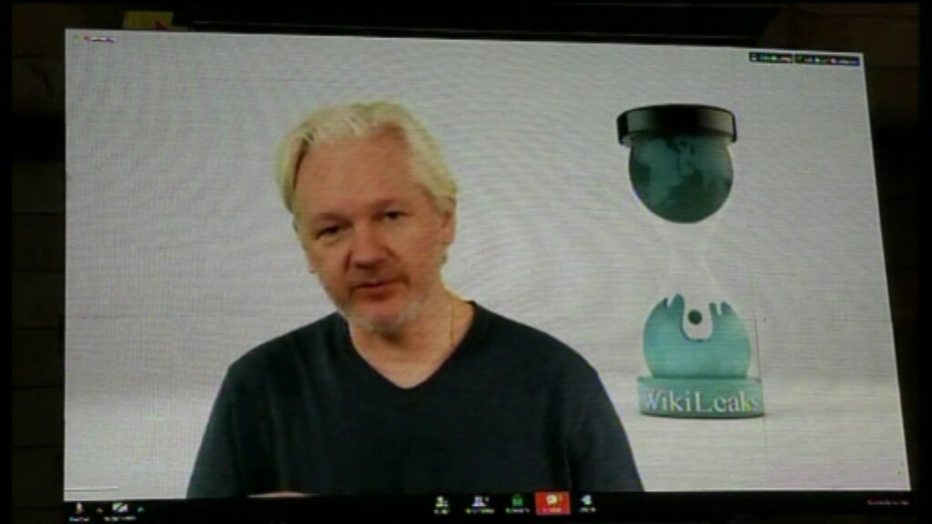 Assange avisa que cal estar preparat per si l'Estat talla la connexió a internet bit.ly/2fwVVFg