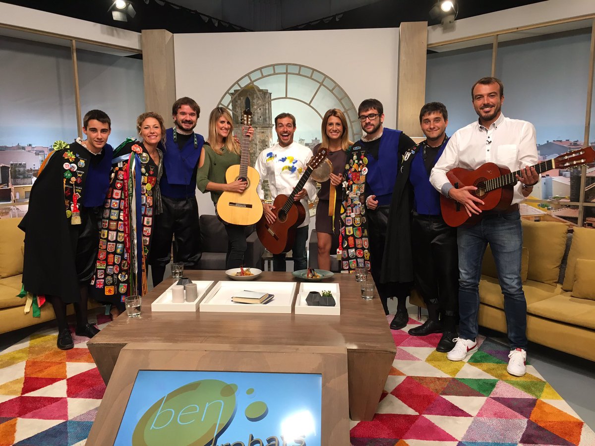 Foto de família amb <a href="/LaTunaFolk/">Tuna Folk</a> <a href="/cocerasergio/">Sergi Cócera</a> <a href="/claratenabaila/">Clara Tena</a> @claraarmengol <a href="/david_de_dios/">David de Dios</a> i Miguel Ángel Molina