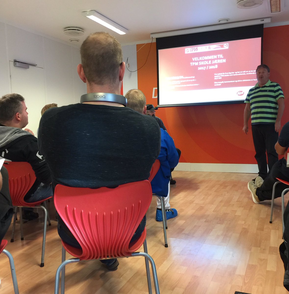 QBentM's tweet photo. .@NyheimRune holder kurs i TPM. (#lean) på @QMeieriene Jæren. Vi i @QMeieriene blir aldri fornøyd, alt kan alltid forbedres. https://t.co/3x8zm5wlyc