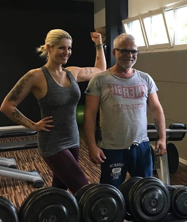 JenniferBredow's tweet photo. #jenniferbredow #ninodeangelo 🌸
#fitness #sport #muskeln #healthy #sweat #gewichte #fit #gasgeben #reinhauen #tattoos #blond #music 💪💑😄 https://t.co/SZ0GHqEByM