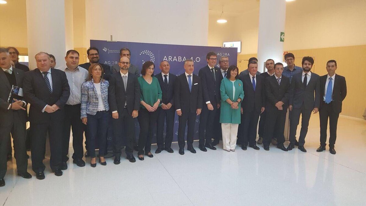 LantekSMS's tweet photo. #Industry40 cambia las reglas del juego en la fábrica del futuro. Jornada #Araba40 AR/VR #Euskadi. Foto de ponentes de la jornada. https://t.co/eXg8cnK6c4
