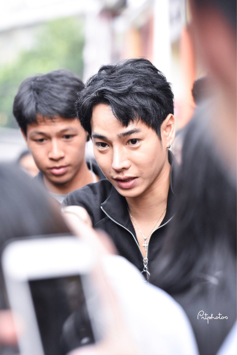 prtphotos_bkk's tweet photo. แปะสติ้กเกอร์ตาสองชั้น? 😂 #MTVEMA #NominatePalitchokeAyanaputra #เป๊กผลิตโชค https://t.co/bd48Z86WON